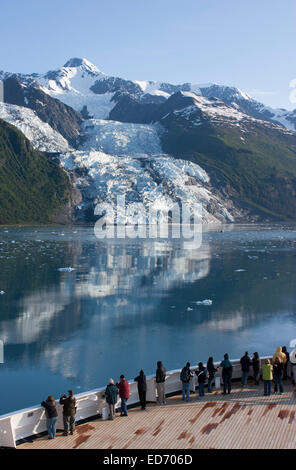 Stati Uniti d'America, Alaska, Prince William Sound Collegio fiordo, i turisti su una nave da crociera la visualizzazione di ghiacciai Foto Stock