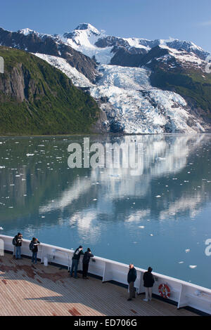 Stati Uniti d'America, Alaska, Prince William Sound Collegio fiordo, i turisti su una nave da crociera la visualizzazione di ghiacciai Foto Stock