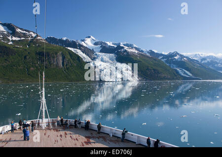 Stati Uniti d'America, Alaska, Prince William Sound Collegio fiordo, i turisti su una nave da crociera la visualizzazione di ghiacciai Foto Stock