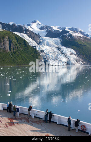 Stati Uniti d'America, Alaska, Prince William Sound Collegio fiordo, i turisti su una nave da crociera la visualizzazione di ghiacciai Foto Stock