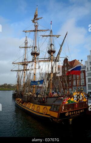 La replica della corazzata russa Shtandart, costruito nel 1703, porto, Lubecca, Schleswig-Holstein, Germania Foto Stock