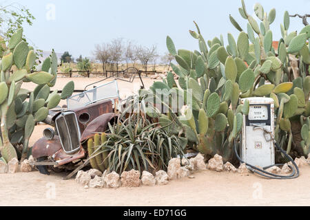 Vecchio relitto auto e pompa benzina (gas), Solitario città, Namibia Foto Stock