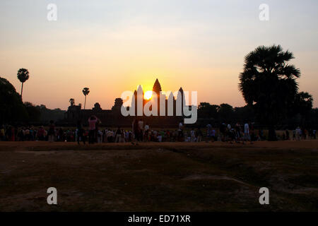 I turisti guarda su come il sole sorge su Angkor Wat. Foto Stock