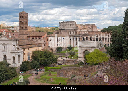 Vista aerea del Colosseo dal foro romano Roma Italia Foto Stock