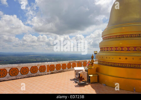 Stupa dorato sulla cima della montagna, tempio buddista Tiger grotta. Wat Tham Suea. Krabi, Thailandia, Sud-est asiatico Foto Stock