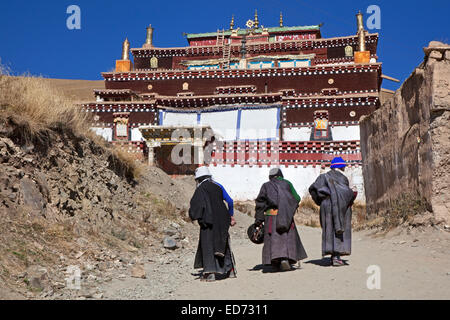 Il Tibetano pellegrini a piedi nel villaggio Sershu / Serxu, nella provincia di Sichuan, in Cina Foto Stock