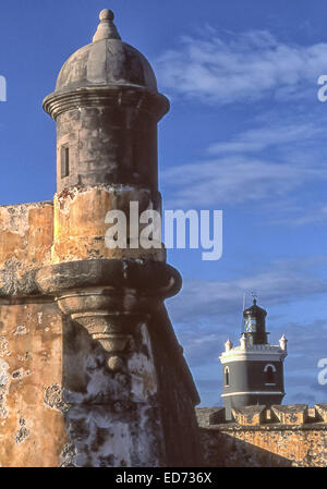 3 aprile 2001 - San Juan, Puerto Rico, noi - un garita, (garitta) siede su un angolo del Castillo de San Felipe del Morro (castello El Morro o Fort San Felipe del Morro). Garitas venuti a simboleggiare il Puerto Rico e El Viejo San Juan (Old San Juan) in particolare. La cinquecentesca cittadella è una delle organizzazioni delle Nazioni Unite Sito Patrimonio Mondiale, U.S. Sito Storico Nazionale di San Juan e elencato nel Registro Nazionale dei Luoghi Storici. In fondo è il faro. (Credito Immagine: © Arnold Drapkin/ZUMA filo) Foto Stock