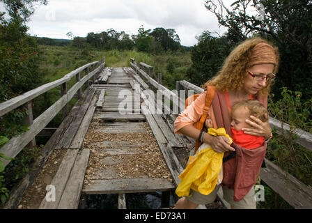 Bokor Parco Nazionale. Cambogia. Viaggiare con bambini. Madre con sua figlia. Luogo privilegiato per osservare la vicina Vietname Foto Stock