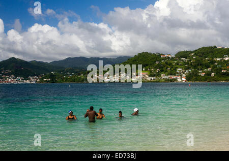 Famiglia di balneazione in Grand Anse Bay Grenada West-Indies Foto Stock