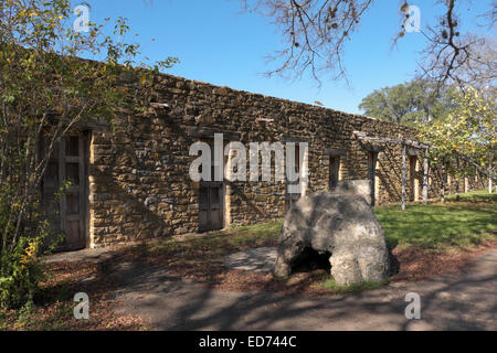Forno di pietra calcarea si siede di fronte a nativa indiana appartamenti costruito nella parete che circonda la missione di San Jose di San Antonio, Texas. Foto Stock