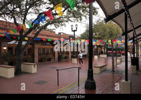 Una piovosa mattinata in Piazza del Mercato, San Antonio, Texas, durante il tempo di Natale. Foto Stock