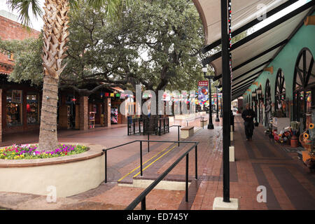 Una piovosa mattinata in Piazza del Mercato, San Antonio, Texas, durante il tempo di Natale. Foto Stock