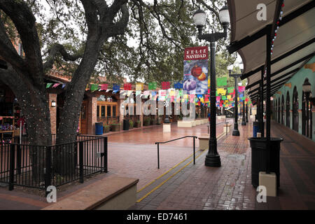 Una piovosa mattinata in Piazza del Mercato, San Antonio, Texas, durante il tempo di Natale. Foto Stock