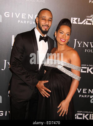 File. 29 dic 2014. Il cantante Alicia Keys diede alla luce il figlio Genesi Ali Dean sul presto il sabato mattina. Si tratta di baby numero due per il Grammy-vincitore e il marito, produttore-rapper SWIZZ BEATZ, che sono anche i genitori a 4-anno-vecchio Egitto Daoud. Nella foto - Ott. 30, 2014 - New York New York, Stati Uniti - Swizz Beatz e Alicia Keys partecipare alla undicesima edizione del mantenere un bambino vivo palla nera in sala da ballo Hammerstein. © Nancy Kaszerman/ZUMAPRESS.com/Alamy Live News Foto Stock