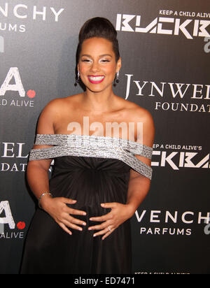 File. 29 dic 2014. Il cantante Alicia Keys diede alla luce il figlio Genesi Ali Dean sul presto il sabato mattina. Si tratta di baby numero due per il Grammy-vincitore e il marito, produttore-rapper SWIZZ BEATZ, che sono anche i genitori a 4-anno-vecchio Egitto Daoud. Nella foto - Ott. 30, 2014 - New York New York, Stati Uniti - ALICIA KEYS frequentare sil undicesima edizione tenere un bambino vivo palla nera in sala da ballo Hammerstein. © Nancy Kaszerman/ZUMAPRESS.com/Alamy Live News Foto Stock