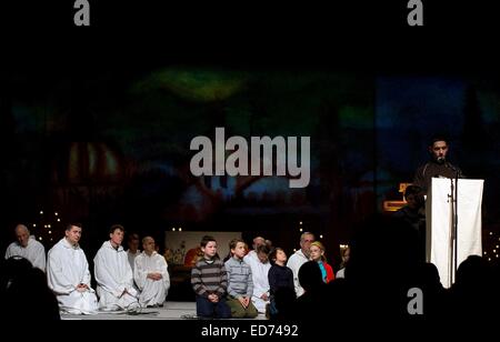 Praga, Repubblica Ceca. 30 dic 2014. La preghiera della sera dell incontro europeo dei giovani di Taizé si è tenuta a Praga Repubblica Ceca, Dicembre 30, 2014. © Katerina Sulova/CTK foto/Alamy Live News Foto Stock