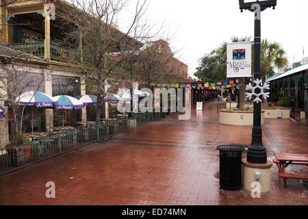 Una piovosa mattinata in Piazza del Mercato, San Antonio, Texas, durante il tempo di Natale. Foto Stock