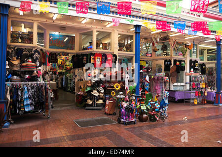 Una piovosa mattinata in Piazza del Mercato, San Antonio, Texas, durante il tempo di Natale. Foto Stock