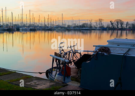 Moto su narrowboat, Glasson Dock, vicino a Lancaster, Lancashire, Inghilterra, Regno Unito Foto Stock