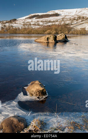 Acqua di Semer in inverno, con la formazione di ghiaccio intorno al bordo. Wensleydale, North Yorkshire, Regno Unito Foto Stock