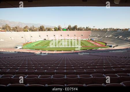 Pasadena, CA. 30 dic 2014. Il Rose Bowl campo è verniciato e pronto ad andare per la 101st Rose Bowl gioco presentato da Northwestern mutuo giovedì 1 gennaio 2015, CA. (Obbligatorio Credito: Juan Lainez/MarinMedia.org/Cal Sport Media) (completare il fotografo e il credito richiesto) © csm/Alamy Live News Foto Stock