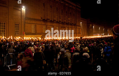 Edimburgo, Scozia, Regno Unito. Il 30 dicembre 2014. 35.000 persone erano attese per girare fuori per l'inizio della tre giorni di Hogmanay nuovo anno le celebrazioni in città. Una stima di 8000 torchbearers, guidati dai Vichinghi dalla Shetland e più di 100 pipers, serpeggiava il loro modo attraverso da George IV Bridge verso il basso il Tumulo e lungo Princes Street a Calton Hill in cui essi sono stati trattati per un fantastico display firewoks. Foto Stock