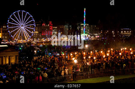 Edimburgo, Scozia, Regno Unito. Il 30 dicembre 2014. 35.000 persone erano attese per girare fuori per l'inizio della tre giorni di Hogmanay nuovo anno le celebrazioni in città. Una stima di 8000 torchbearers, guidati dai Vichinghi e più di 100 pipers, serpeggiava il loro modo attraverso da George IV Bridge verso il basso il Tumulo e lungo Princes Street a Calton Hill in cui essi sono stati trattati per un fantastico display firewoks. Foto Stock