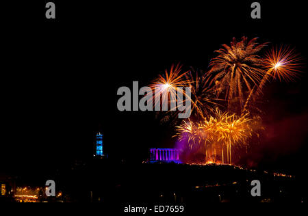 Edimburgo, Scozia, Regno Unito. Il 30 dicembre 2014. 35.000 persone erano attese per girare fuori per l'inizio della tre giorni di Hogmanay nuovo anno le celebrazioni in città. Una stima di 8000 torchbearers, guidati dai Vichinghi dalla Shetland e più di 100 pipers, serpeggiava il loro modo attraverso da George IV Bridge verso il basso il Tumulo e lungo Princes Street a Calton Hill in cui essi sono stati trattati per un fantastico spettacolo di fuochi d'artificio. Foto Stock