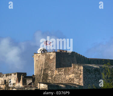 San Juan, Puerto Rico, noi. 12 gen 2009. Le bandiere degli Stati Uniti, Porto Rico, e l'impero spagnolo (le frastagliate croce rossa, un esercito spagnolo bandiera utilizzata dal XVI al XVIII secolo), sorvolare il Castillo de San Cristobal, 1783 Spagnolo costruito fort, ora parte del Sito Storico Nazionale di San Juan, che sta di guardia alla porta orientale, la terra ingresso, per le mura della città vecchia San Juan. © Arnold Drapkin/ZUMA filo/Alamy Live News Foto Stock