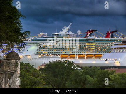 San Juan, Puerto Rico, noi. 12 gen 2009. La Garita (garitta) sulla parete della città di Old San Juan a sinistra. In fondo è il Royal Caribbean Cruise Lines indipendenza dei mari, accese con la luce contro il cloud-riempito il cielo di notte. Garitas venuti a simboleggiare il Puerto Rico e El Viejo San Juan © Arnold Drapkin/ZUMA filo/Alamy Live News Foto Stock