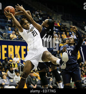 Berkeley CA. 29 dic 2014. California F # 21 Grigio Reshanda battaglia per il rimbalzo con Lady monarchi # 40 Destinatario giovani durante il NCAA donna gioco di basket tra Old Dominion Lady monarchi e California Golden Bears 79-59 vincere a Hass Pavilion Berkeley in California © csm/Alamy Live News Foto Stock