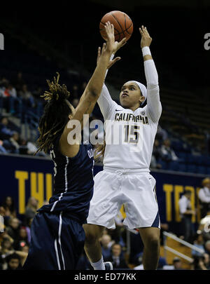 Berkeley CA. 29 dic 2014. California G # 15 Brittany Boyd ha colpito una parte superiore del tasto jump shot durante il NCAA donna gioco di basket tra Old Dominion Lady monarchi e California Golden Bears 79-59 vincere a Hass Pavilion Berkeley in California © csm/Alamy Live News Foto Stock