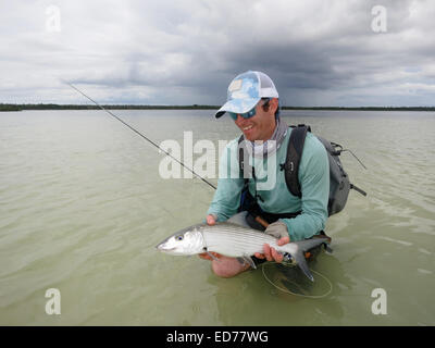 Saltwater fly fishing per bonefish sull Isola di Abaco delle Bahamas Foto Stock