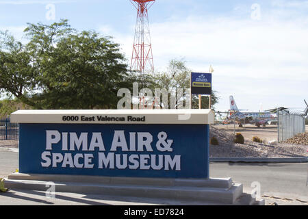 Tucson, AZ, Stati Uniti d'America - 12 Dicembre 2014 : Pima Air & Space Museum segno di ingresso Foto Stock