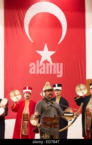 Mehter Takimi - Ottoman Banda Militare e Sultan's Janissary esercito di soldati a museo militare a Harbiye, Istanbul, Turchia Foto Stock