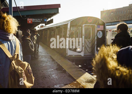 Mattina i pendolari, andando da Brooklyn a Manhattan a Marcy Avenue stazione, appena prima di attraversare il ponte di Williamsburg Foto Stock