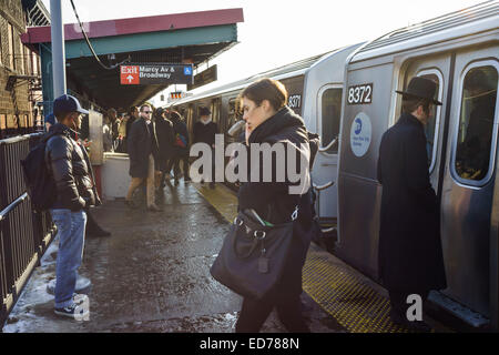 Mattina i pendolari, andando da Brooklyn a Manhattan a Marcy Avenue stazione, appena prima di attraversare il ponte di Williamsburg Foto Stock