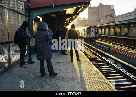 Mattina i pendolari, andando da Brooklyn a Manhattan a Lorimer Street Station, appena prima di attraversare il ponte di Williamsburg Foto Stock