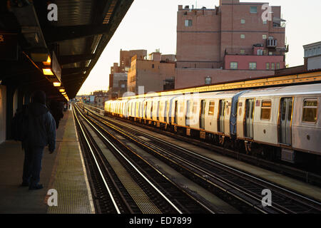 Mattina i pendolari, andando da Brooklyn a Manhattan a Lorimer Street Station, appena prima di attraversare il ponte di Williamsburg Foto Stock