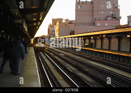 Mattina i pendolari, andando da Brooklyn a Manhattan a Lorimer Street Station, appena prima di attraversare il ponte di Williamsburg Foto Stock