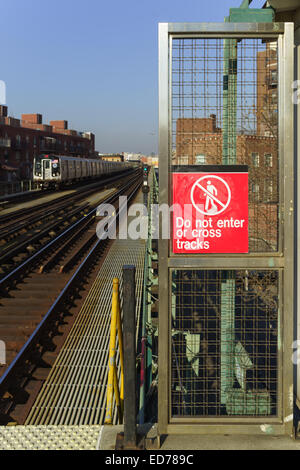 Mattina i pendolari, andando da Brooklyn a Manhattan a Lorimer Avenue stazione, appena prima di attraversare il ponte di Williamsburg Foto Stock