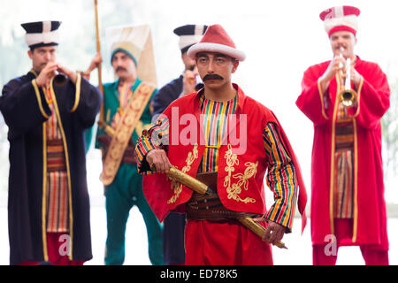 Mehter Takimi - Ottoman Banda Militare e Sultan's Janissary esercito di soldati a museo militare a Harbiye, Istanbul, Turchia Foto Stock