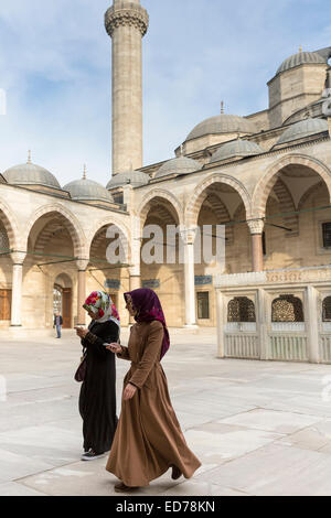 Le donne musulmane in velo e la modestia abbigliamento nel cortile della Moschea Suleymaniye, Istanbul, Repubblica di Turchia Foto Stock