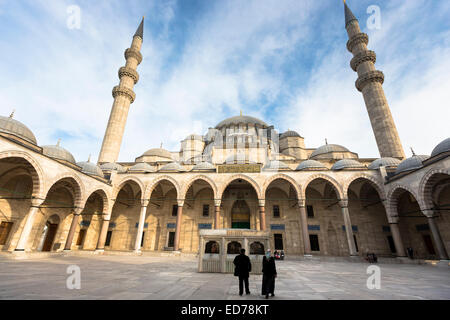 Musulmani nel cortile della Moschea Suleymaniye in Istanbul, Repubblica di Turchia Foto Stock