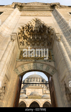 Arco d'ingresso alla Moschea Suleymaniye in Istanbul, Repubblica di Turchia Foto Stock