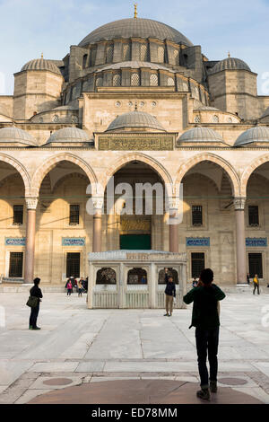 I turisti scattano fotografie in collonaded cortile della Moschea Suleymaniye in Istanbul, Repubblica di Turchia Foto Stock