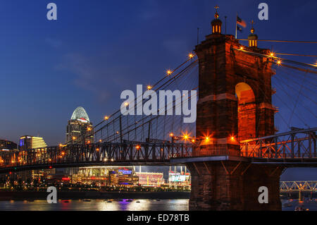 John A. Roebling Suspension Bridge con Cincinnati, Ohio, in background. Il ponte attraversa il fiume Ohio di Covington, Kentu Foto Stock