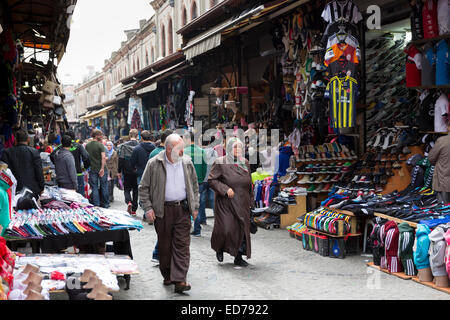 Coppia musulmana di shopping in Grand Bazaar, Kapalicarsi, grande mercato in Beyazi, Istanbul, Turchia Foto Stock