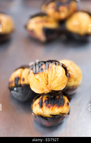 Castagne arrostite in vendita presso il Grand Bazaar, Kapalicarsi, grande mercato in Beyazi, Istanbul, Turchia Foto Stock