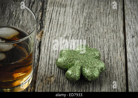 Bicchiere di whiskey e trifoglio per festeggiare il giorno di San Patrizio Foto Stock